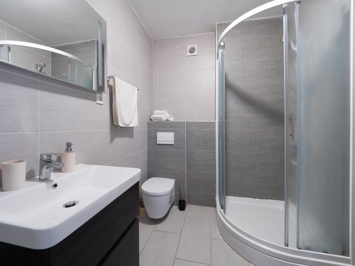 Family Three Bedroom Apartment Brando Budua Esterno foto